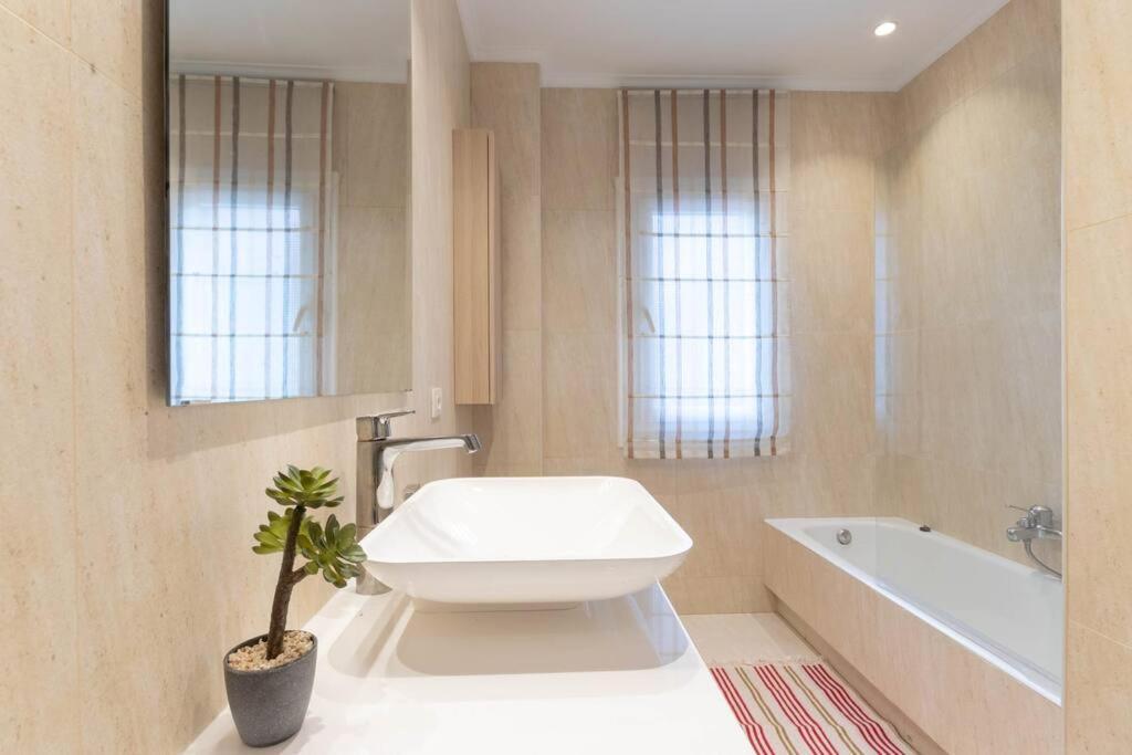 Apartamento Luxury Centro Bilbao Garaje Exterior photo